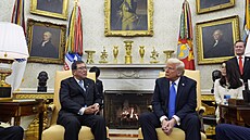 Americký prezident Donald Trump se v pátek se�el s japonským premiérem �igerou...