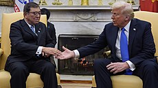 Americký prezident Donald Trump se v pátek se�el s japonským premiérem �igerou...