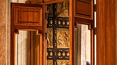 Dve�e v bazilice sv. Petra tradi�n� otvírá sám pape�. V dal�ích t�ech...