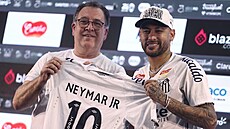 Neymar pózuje s dresem Santosu po svém návratu.