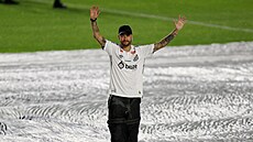 Neymar zdraví fanou�ky Santosu po podpisu smlouvy.