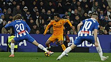 Zálo�ník Espa�olu Alex Král (vlevo) se sna�í zastavit k�ídelníka Realu Madrid...