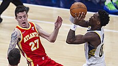 Bennedict Mathurin (00) z Indiana Pacers se sna�í vyst�elit na ko�  Atlanta...