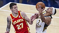 Andrew Nembhard (2) z Indiana Pacers zakon�uje na ko� Atlanta Hawks, brání ho...