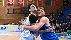 Christian Bishop (vlevo) z Nymburka a Frantiek Fuxa z USK Praha bojují na...