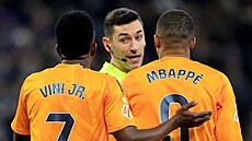 Vinícius Junior a Kylian Mbappé z Realu Madrid protestují u sudího Alejandra...