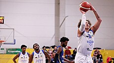 Noah Carter z Olomoucka p�i trestném hodu