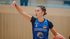 Charlotte Velichová rozehrává akci Levhartic Chomutov.