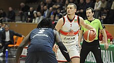 Adam Luke� z Pardubic v zápase s Ostravou