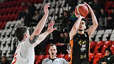 David Pekárek z GBA Jind�ich�v Hradec st�ílí na ko� Slavie.