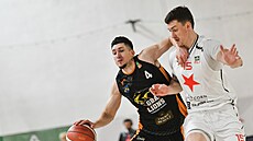 David Pekárek (vlevo) z GBA Jind�ich�v Hradec se tla�í ke ko�i Slavie, brání ho...