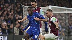 Vladimír Coufal (vpravo) z West Hamu v zápase s Chelsea atakuje Nicolase...
