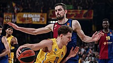 Tomá� Satoranský z FC Barcelona v zápase s Maccabi Tel Aviv brání Rokase...