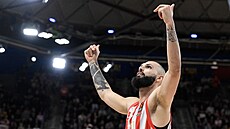 Evan Fournier z Olympiakosu slaví svou vít�znou st�elu proti FC Barcelona.