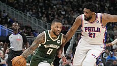 Damian Lillard (0) z Milwaukee Bucks se tla�í ke ko�i Philadelphia 76ers,...