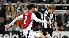 William Saliba (vlevo) z Arsenalu brání Anthonyho Gordona z Newcastlu.