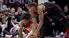 Jalen Green (vlevo) z Houston Rockets a Ochai Agbaji z Toronto Raptors bojují o...