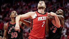 Jock Landale (uprost�ed) z Houston Rockets bojuje s p�esilou z Toronto Raptors,...