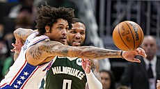Kelly Oubre Jr. (vlevo) z Philadelphia 76ers vyráí mí z ruky Damiana Lillarda...