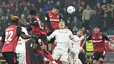 Patrik Schick z Leverkusenu skóruje hlavou v zápase s Kolínem.