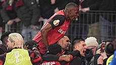 Fotbalisté Leverkusenu slaví gól Patrika Schicka (vpravo).