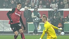 Patrik Schick (vlevo) z Leverkusenu skóruje proti Kolínu.