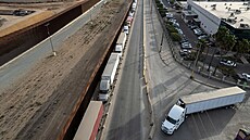 ���ra kamion� �eká na vjezd do USA na mexickém hrani�ním p�echodu Tijuana. (22....