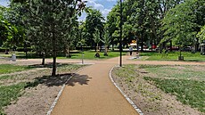 Rekonstrukcí pro�ly stávající chodníky a v místech vy�lapaných p�in vznikly...