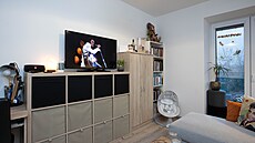 Odpo�ívat u televize lze na pohodlné seda�ce.