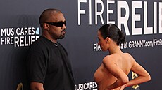Kanye West a Bianca Censori na cenách Grammy v Los Angeles (2. února 2025)