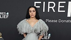 Charli XCX na cenách Grammy v Los Angeles (2. února 2025)