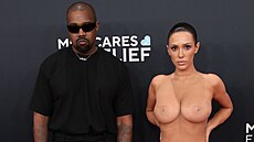 Kanye West a Bianca Censori na cenách Grammy v Los Angeles (2. února 2025)