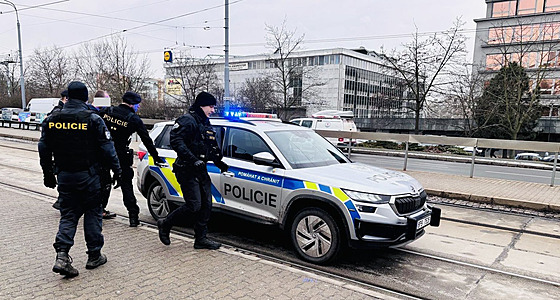 Policie zasahovala v centru Plzn� po oznámení, �e cestující v tramvaji nabíjí...