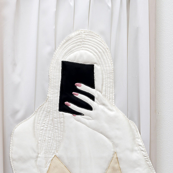 Lucie Králík Rosická si motivy na látky p�ekresluje gumovacím perem, následn�...