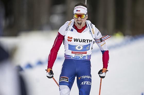 Fini�man �eské smí�ené �tafety Michal Kr�má� se raduje b�hem dojezdu do cíle ze...