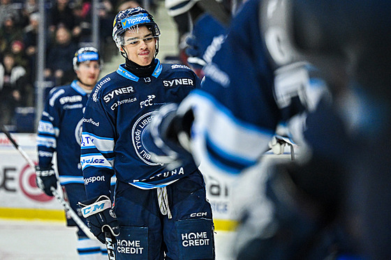 Liberecký úto�ník Jaromír Pérez slaví trefu proti T�inci.