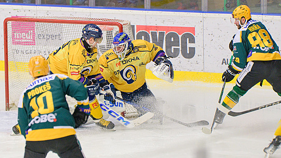 Daniel Huf ze Zlína zasahuje v utkání se Vsetínem.