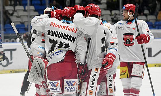 Hrá�i Hradce Králové slaví gól proti Kladnu.