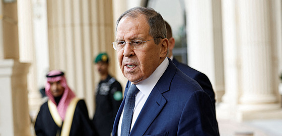 Ruský ministr zahrani�í Sergej Lavrov odchází z hotelu p�ed setkáním s...