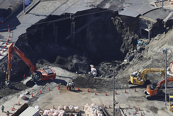 D�lníci s bagrem hledají �idi�e, který spadl do díry ve m�st� Ja�io nedaleko...