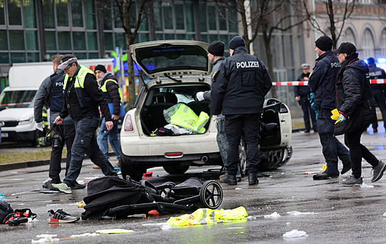 Policie zasahuje v Mnichov� na míst�, kde �idi� najel do skupiny lidí. (13....