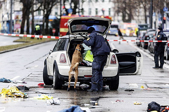 Policie zasahuje v Mnichov� na míst�, kde �idi� najel do skupiny lidí. (13....