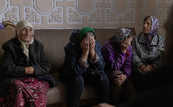 Obyvatelé ruského okresu Sud�a dostávají pomoc od ukrajinských sil. (8. �íjna...