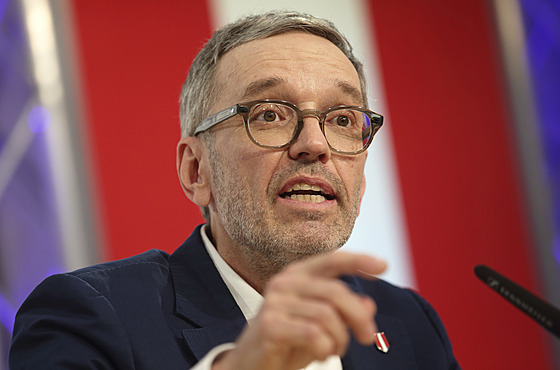 Vdce rakouské Strany svobodných Herbert Kickl na tiskové konferenci ve Vídni....