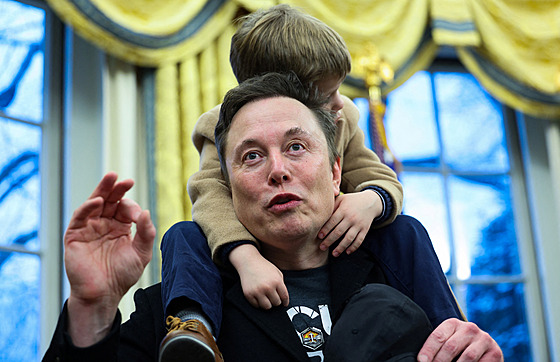 Elon Musk se synem b�hem tiskové konference v Oválné pracovn� (11. února 2025)