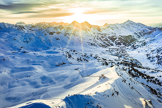 Obertauern je jedno ze sn�hov� nejjist�j�ích ly�a�ských st�edisek v rakouských Alpách
