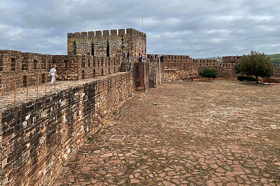 Mohutné hradby pevnosti v Silves, kterou Maurové postavili z �erveného pískovce.