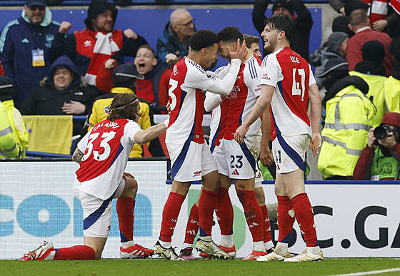 Fotbalisté Arsenalu oslavují gól, který vstelil Mikel Merino.