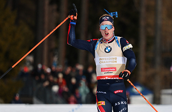 Johannes Bö se p�i pr�jezdu cílem stíhacího závodu raduje z dal�ího titulu...