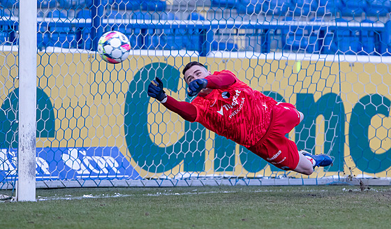 Liberecký branká� Ivan Kraj�írik vyrá�í penaltu Tomá�i Ladrovi z Mladé...